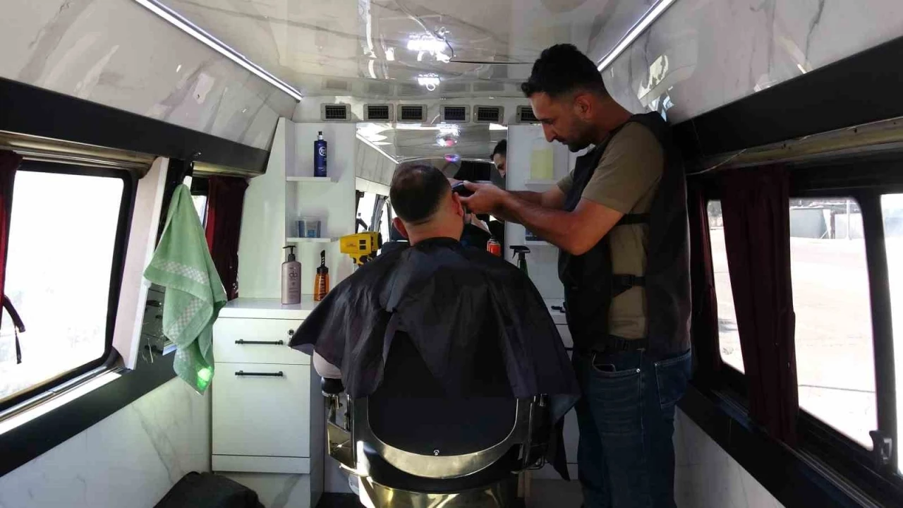 Uzman &ccedil;avuşluğu bırakıp mobil berber oldu
