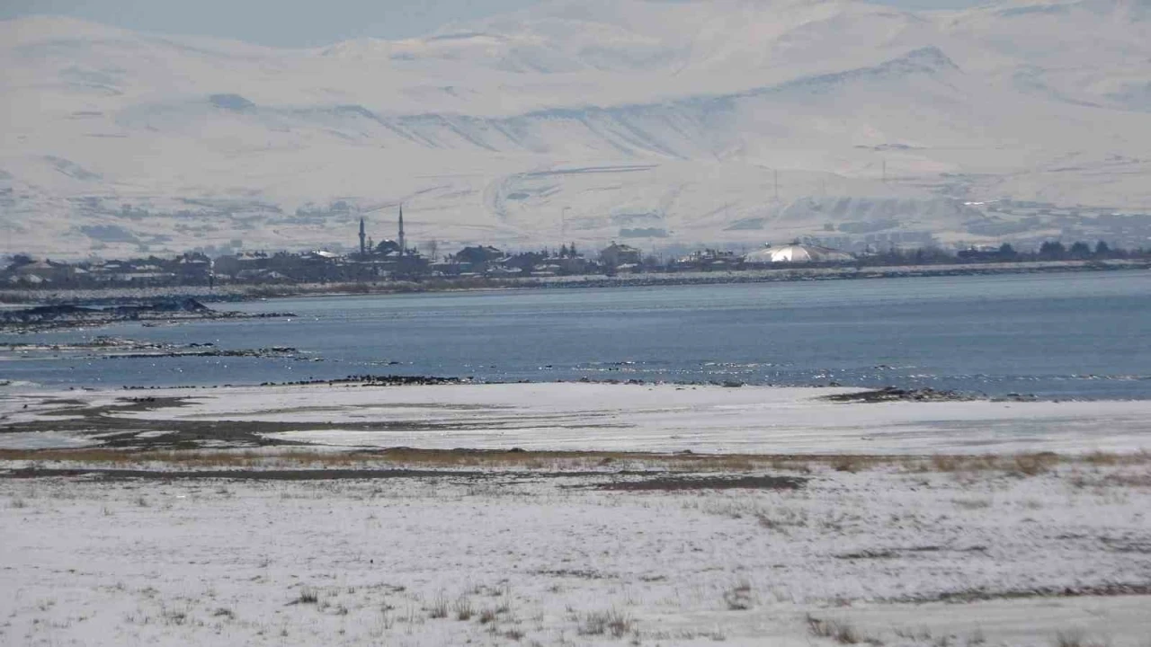 Uzmanlardan Van G&ouml;l&uuml; Havzası i&ccedil;in uyarı: Kar yağışı aldatmasın
