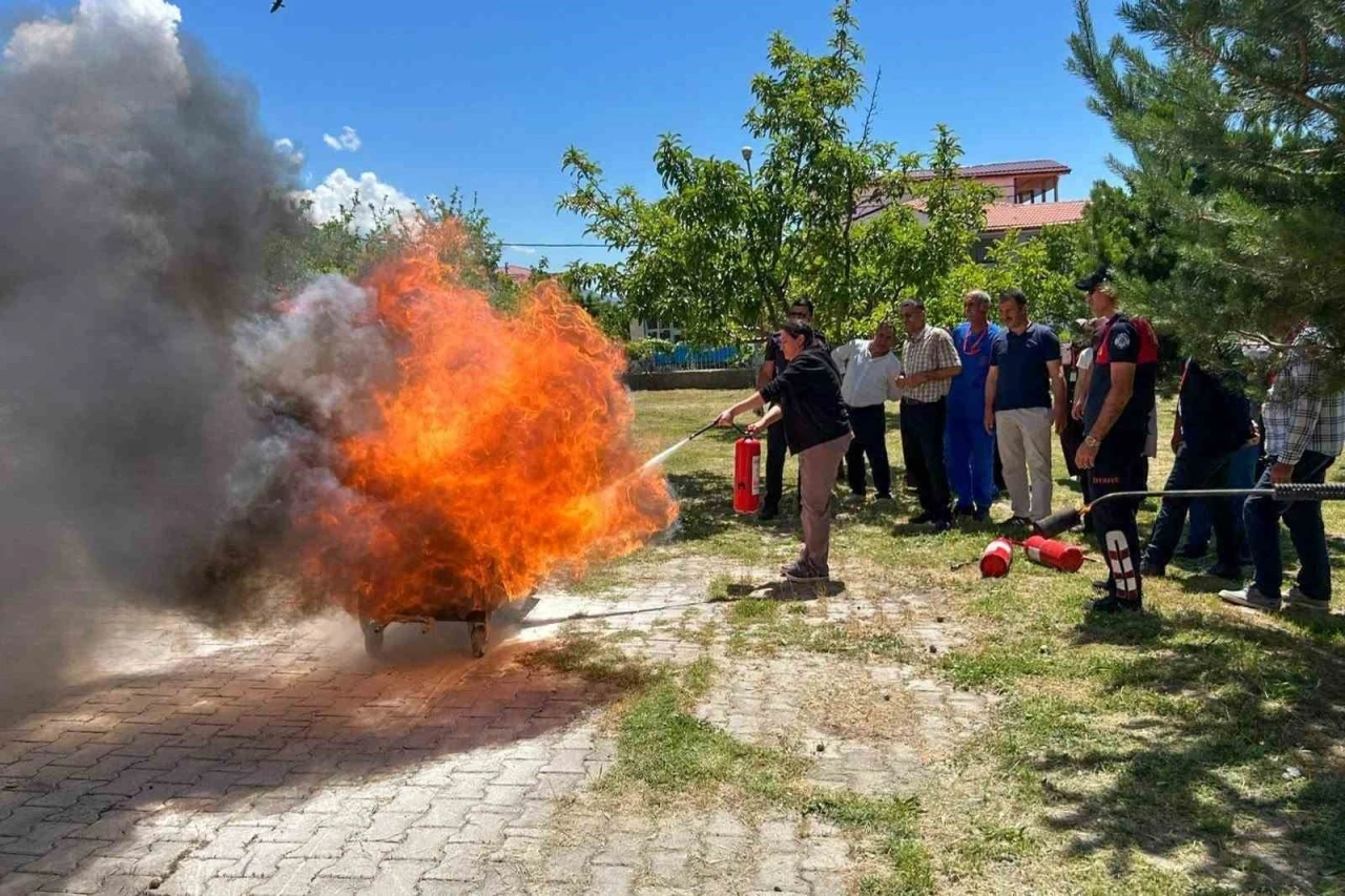 &Uuml;z&uuml;ml&uuml; Devlet Hastanesi personeline uygulamalı yangın eğitimi

