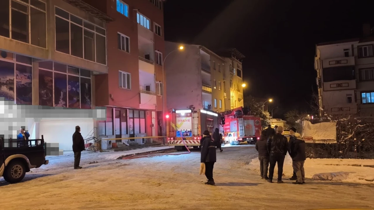 Uzundere&rsquo;de &ccedil;atı katı yangını korkuttu
