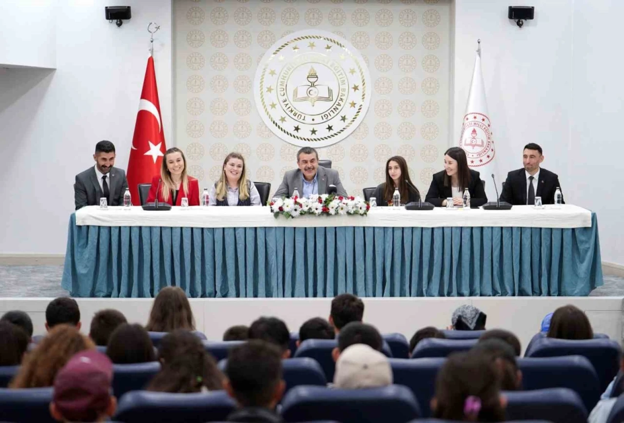 Uzundereli öğrencilerden Ankara çıkarması: Bakan Yusuf Tekin’e ziyaret
