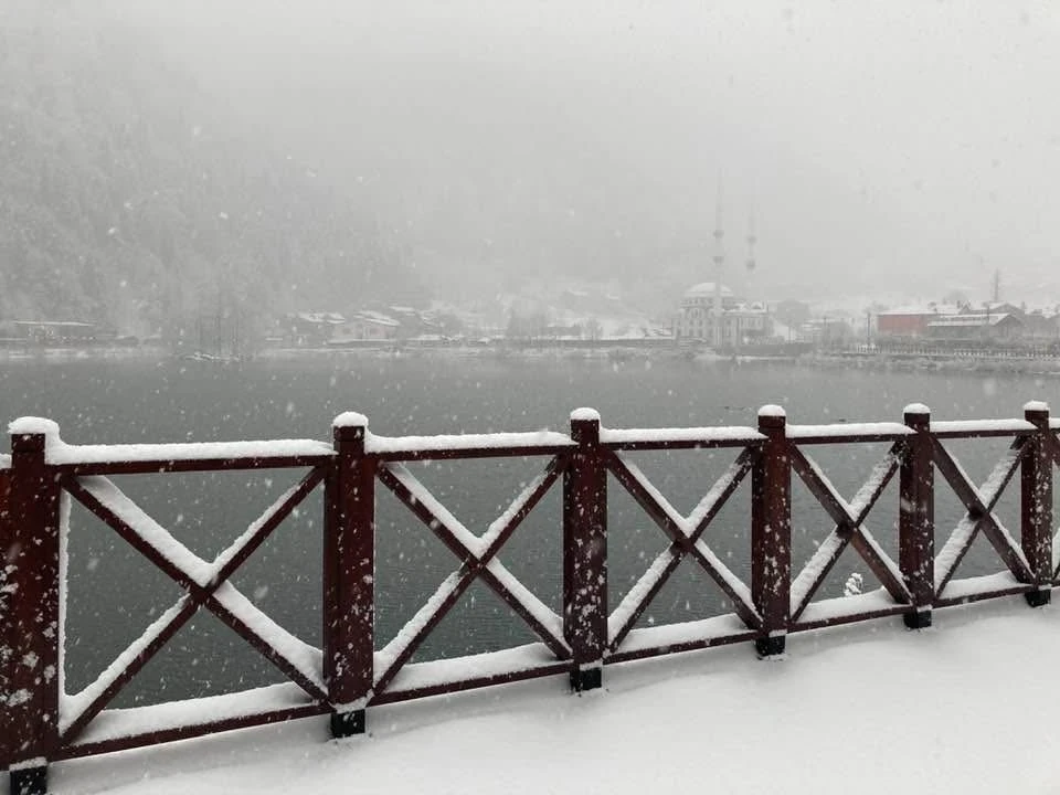 Uzung&ouml;l beyaz gelinliğini giydi, kar kalınlığı 15 santimetreye ulaştı
