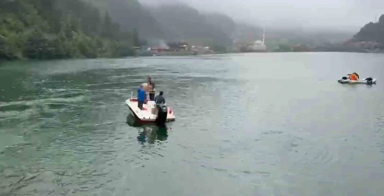 Uzung&ouml;l&rsquo;e d&uuml;şen &ccedil;antayı kurtarmak i&ccedil;in suya atlayan 2 Arap turistten 1&rsquo;i kurtuldu, birisi kayıp
