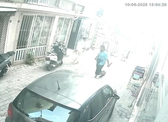 Vahşi cinayetin zanlısı elinde bıçakla böyle görüntülendi
