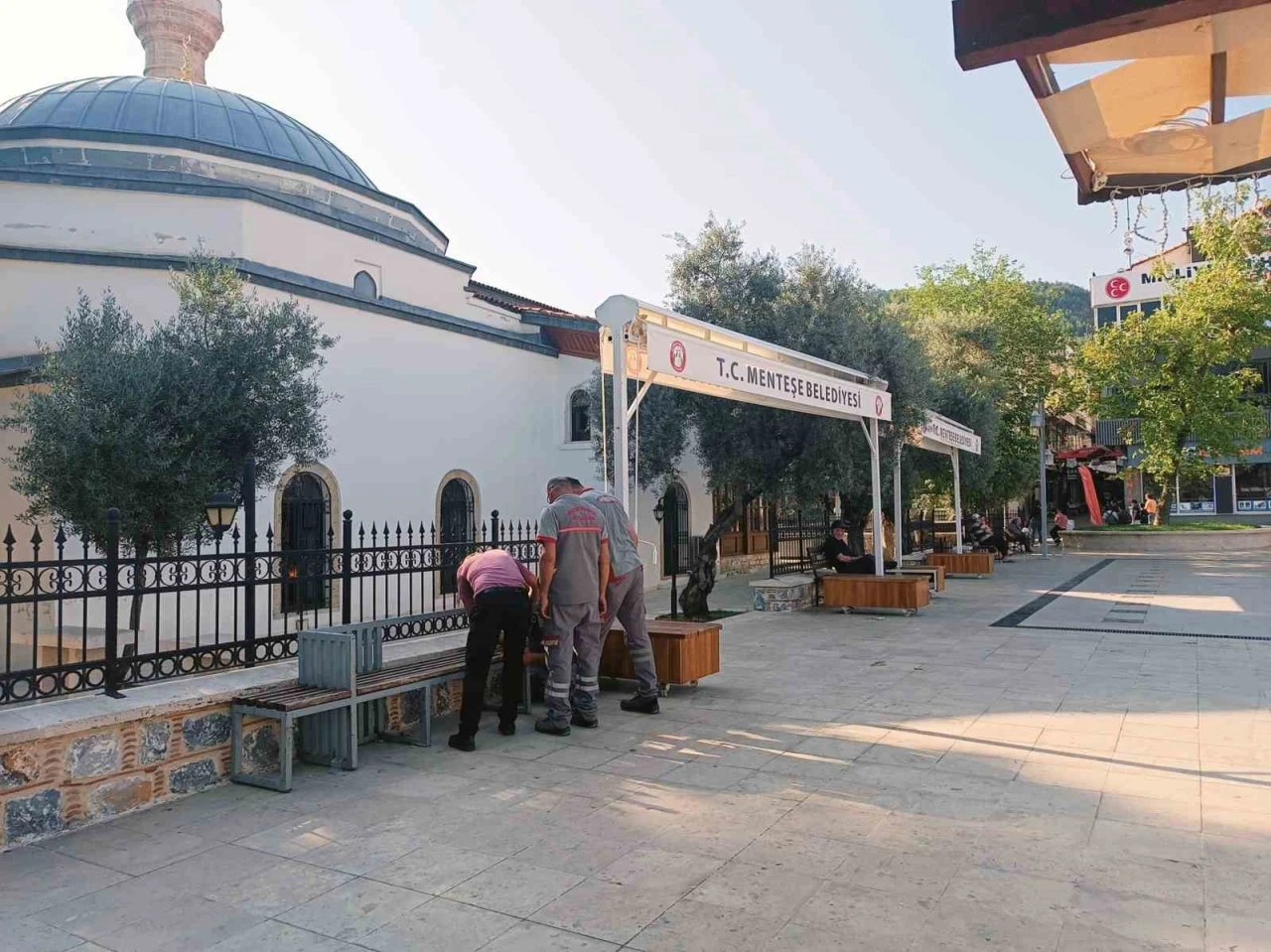 Vakıflar, Menteşe Belediyesinin camiye yaptırdığı tenteleri söktürdü
