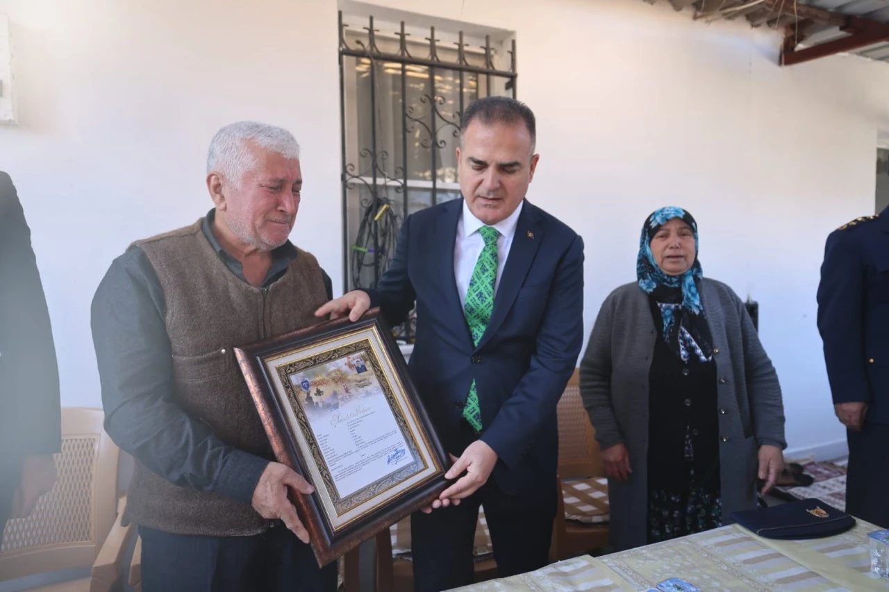 Vali Akbıyık, Şehit Emrah Kuran’ın ailesine şehadet belgesini takdim etti