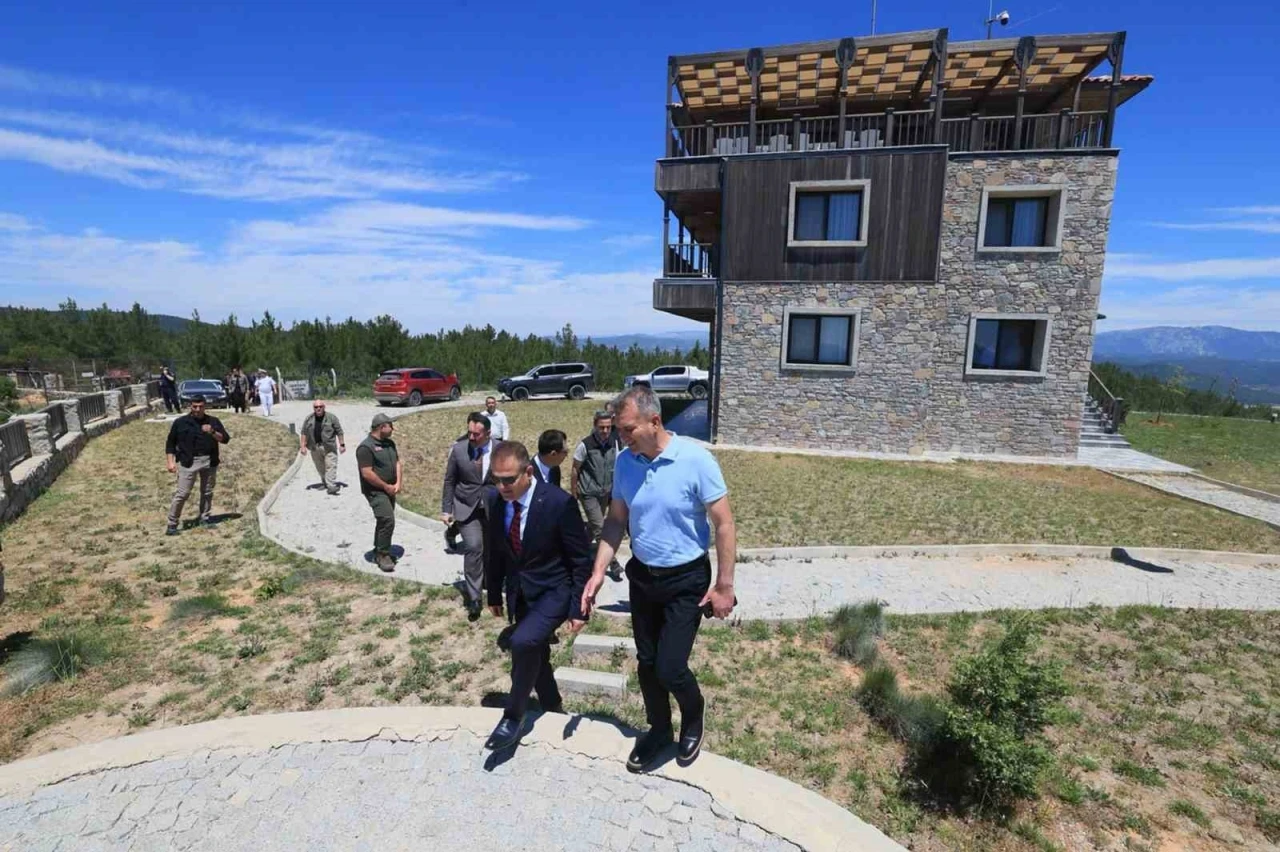 Vali Akbıyık yangın gözetleme kulesinde incelemelerde bulundu
