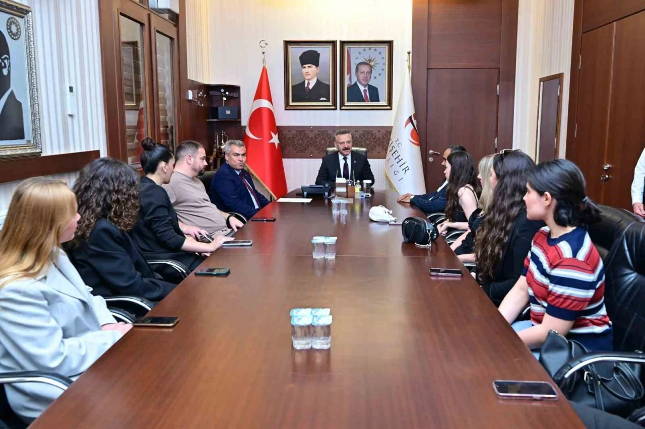 Vali Aksoy, basın kartlarını takdim etti
