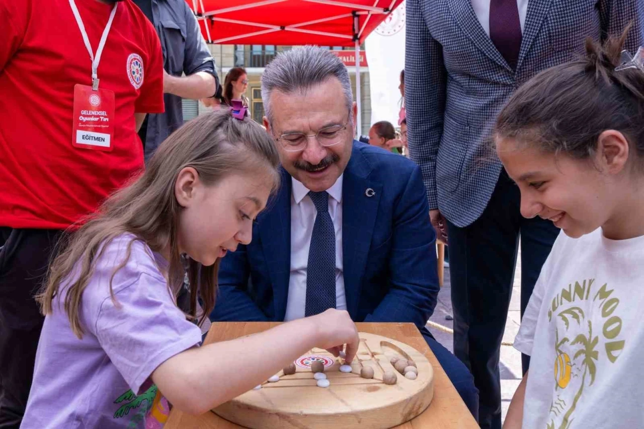 Vali Aksoy, ’Geleneksel Oyunlar Tırı’nı ziyaret etti
