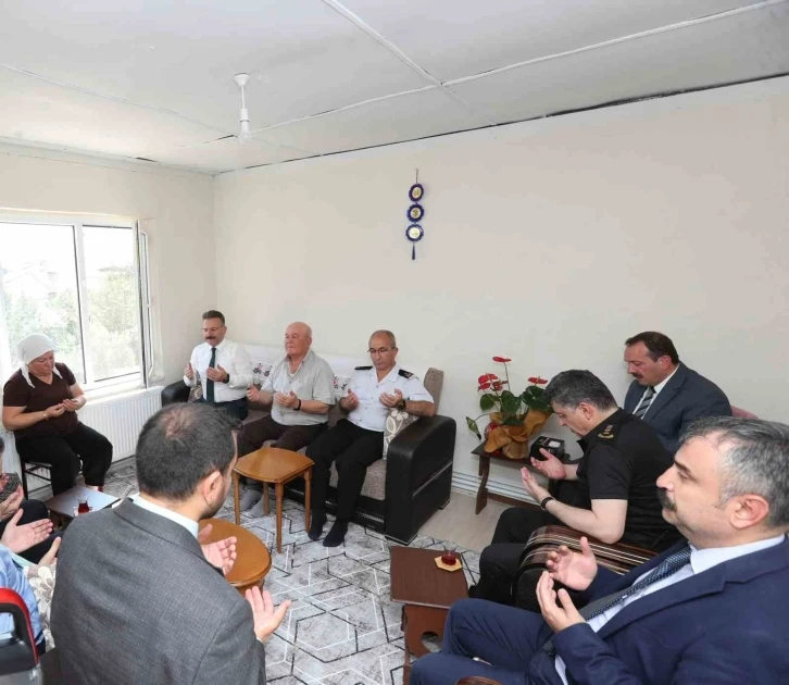 Vali Aksoy şehidin baba ocağına ziyarette bulundu
