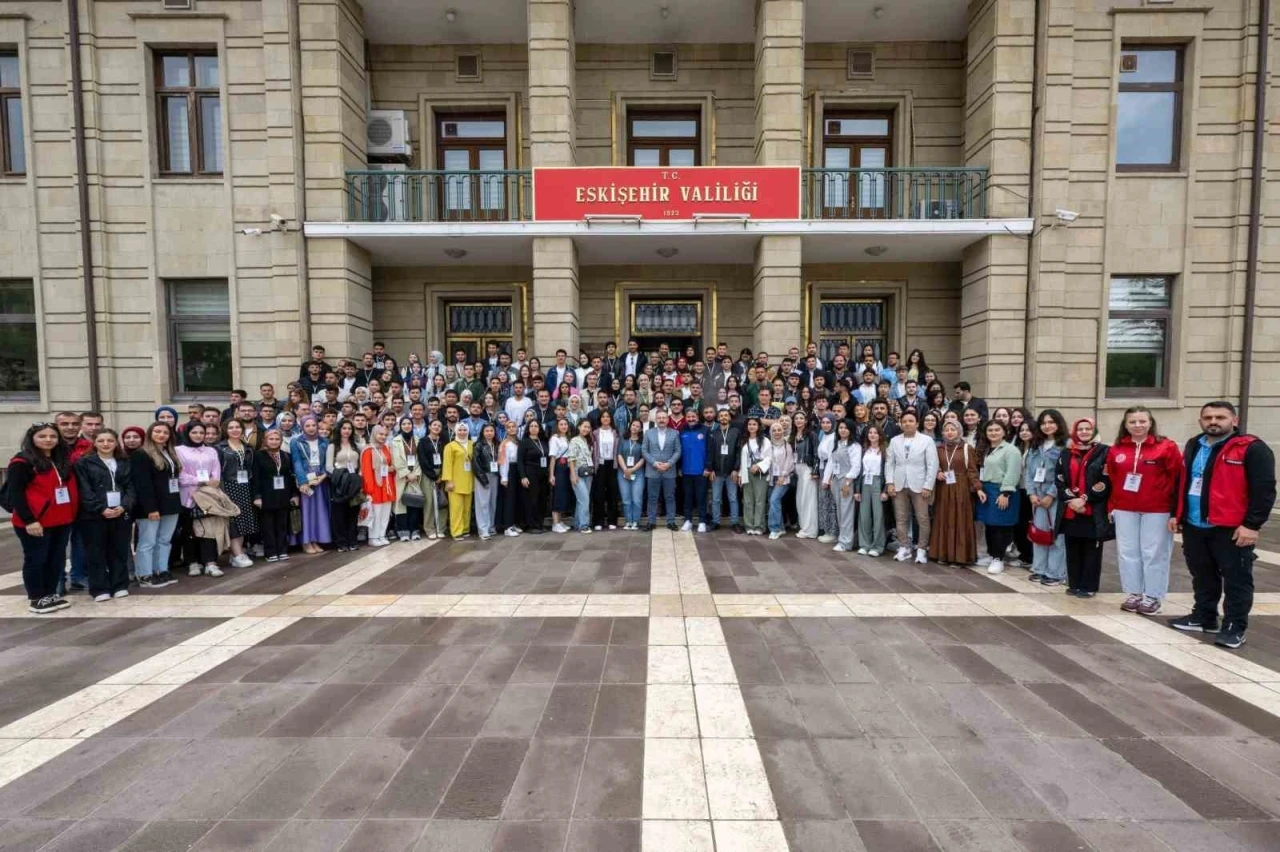 Vali Aksoy, temsilci gençleri ağırladı
