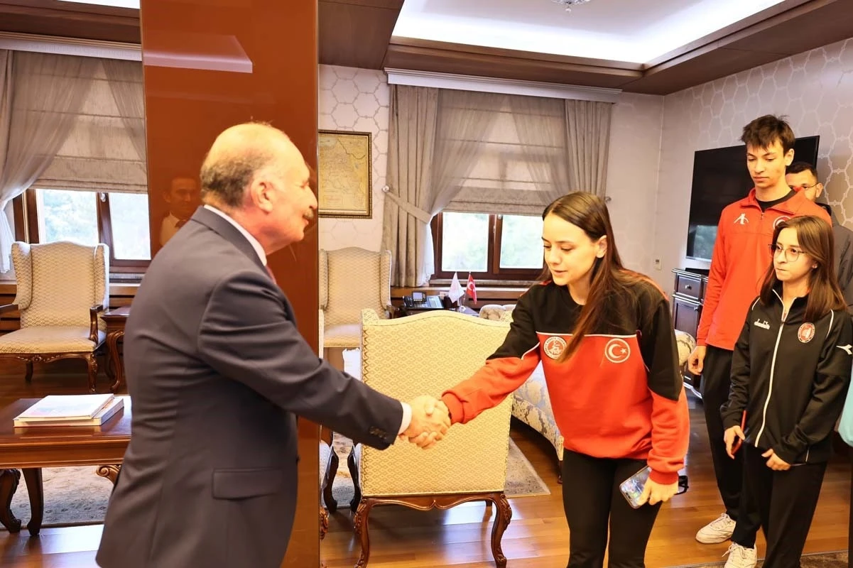 Vali Ali Çalgan şampiyon sporuları tebrik etti
