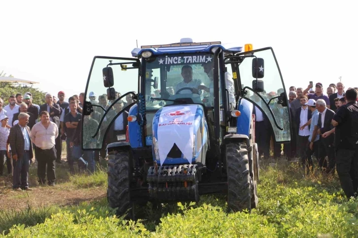 Vali Atay, trakt&ouml;re binerek fıstık hasadı yaptı
