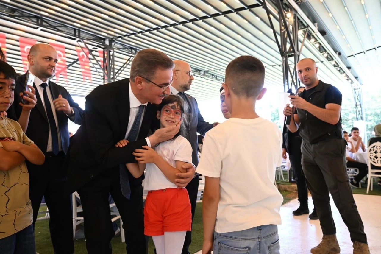 Vali Aydın Baruş, vakıf bursiyeri &ouml;ğrencilerle piknik ş&ouml;leninde buluştu

