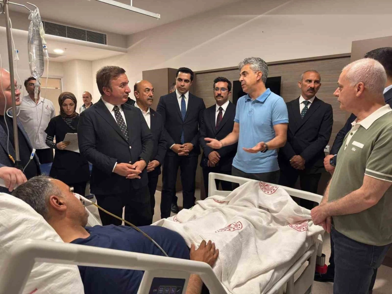 Vali Aydoğdu, Başkan El&ccedil;i&rsquo;nin sağlık durumu hakkında bilgi aldı
