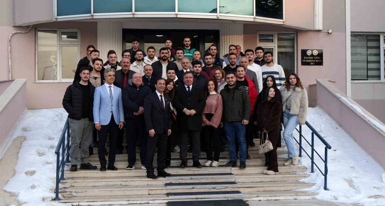 Vali Aydoğdu&rsquo;dan gen&ccedil;lere mesaj: "Gen&ccedil;ler y&uuml;ksek sesle değil, aynı hizadan konuşulmak istiyor"
