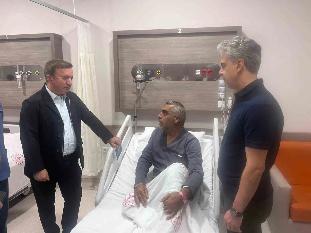 Vali Aydoğdu&rsquo;dan Kargın Belediye Başkanı G&uuml;neş&rsquo;e ge&ccedil;miş olsun ziyareti
