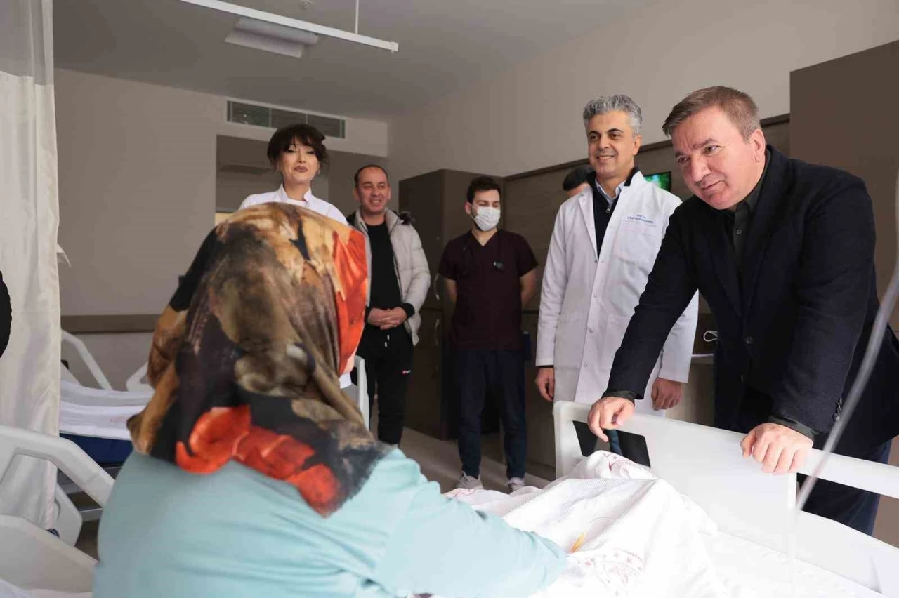 Vali Aydoğdu hastanede tedavi g&ouml;ren hastaları ziyaret etti
