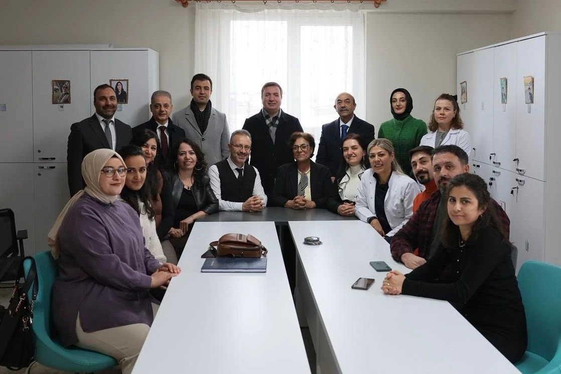 Vali Aydoğdu, &ouml;ğretmenlerin emeklerine teşekk&uuml;r etti
