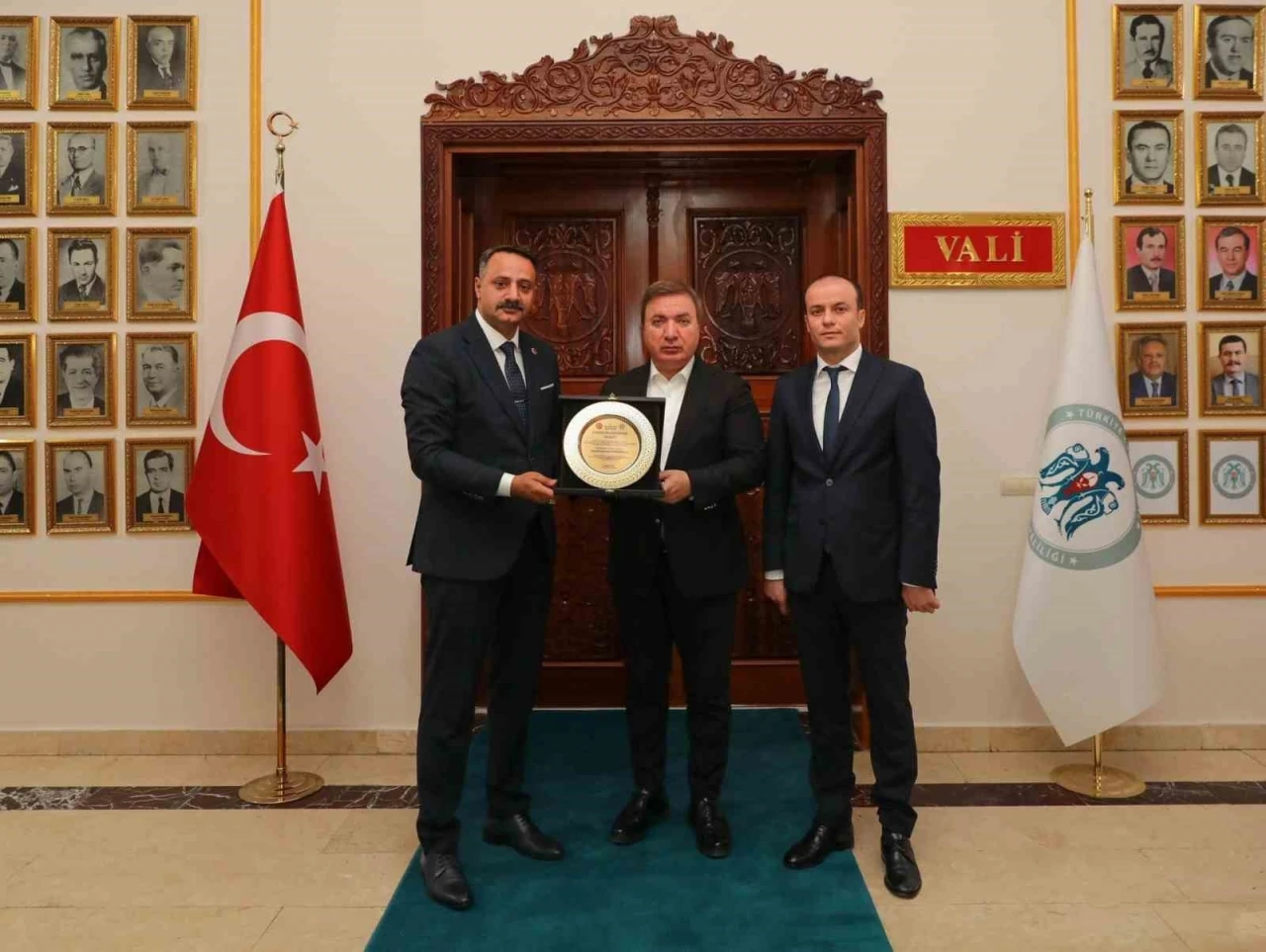 Vali Aydoğdu’ya &quot;Fahri Hemşehrilik Beratı&quot; verildi
