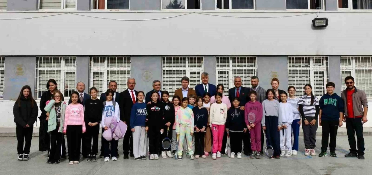 Vali Bakan: &quot;Öğretmenlik, bedeli hiçbir maddi karşılıkla ölçülemeyecek kadar değerlidir&quot;
