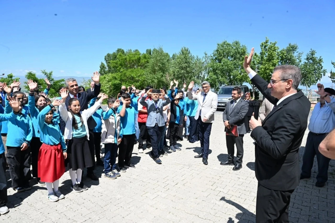 Vali Baruş &ouml;ğrencilerin karne heyecanına ortak oldu
