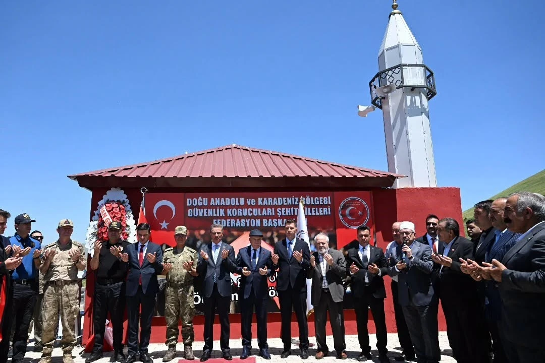 Vali Baruş&rsquo;tan koruculara &ouml;vg&uuml;: "Cesaretleri hafızalardan silinmeyecek"
