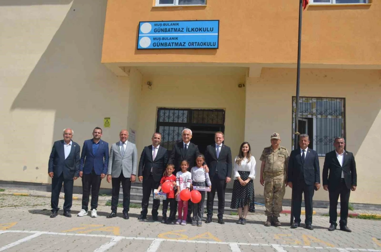 Vali Çakır’dan öğrencilere tavsiye: &quot;Çok kitap okuyun&quot;
