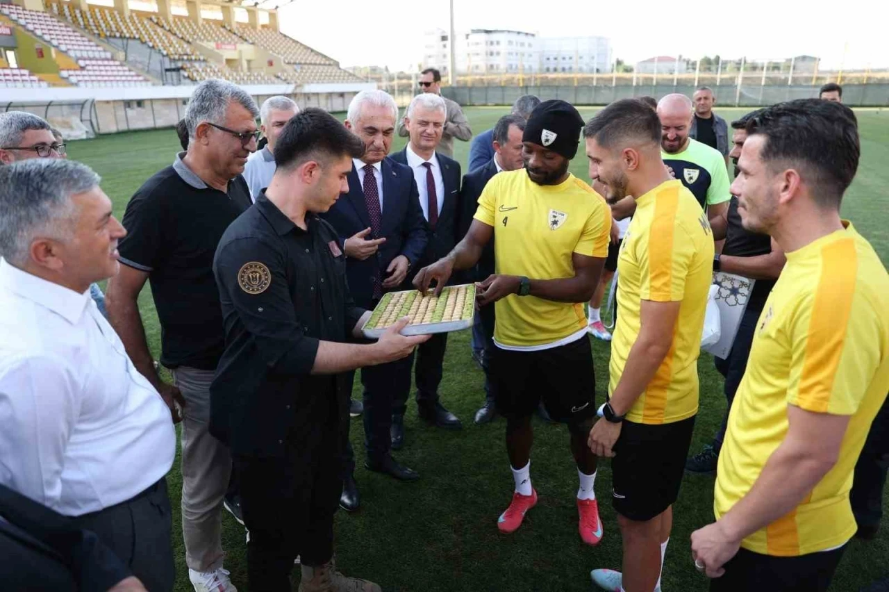 Vali Çakır, Muşspor’un antrenmanını izledi ve takıma destek çağrısı yaptı
