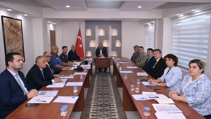 Vali Canbolat yapımı devam eden Aydın-Denizli otoyolunda incelemelerde bulundu
