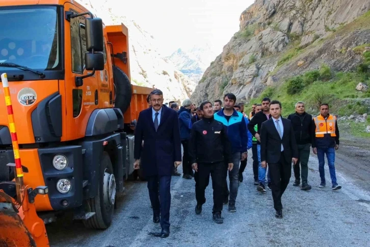 Vali Çelik, Çukurca yolundaki çalışmaları yerinde inceledi
