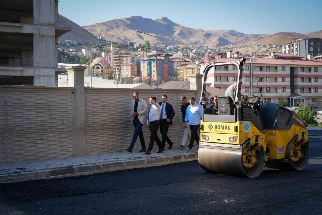 Vali Çelik, hastanenin acil giriş yolunu inceledi

