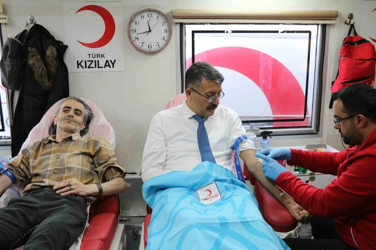 Vali &Ccedil;elik, kan verdi ve kan bağışı i&ccedil;in &ccedil;ağrı yaptı
