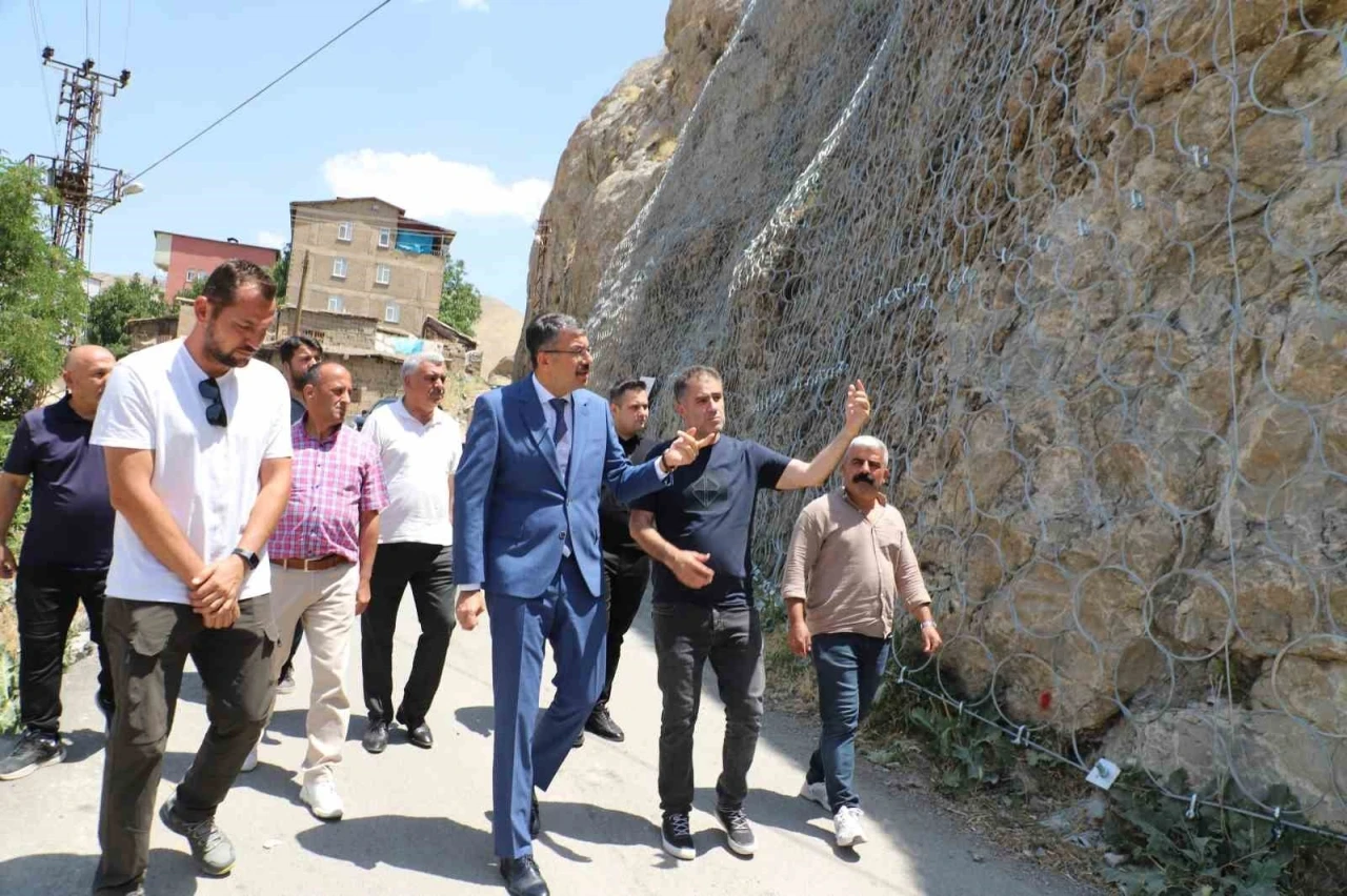 Vali Çelik, Mir Kalesi’ndeki ıslah çalışmalarını denetledi
