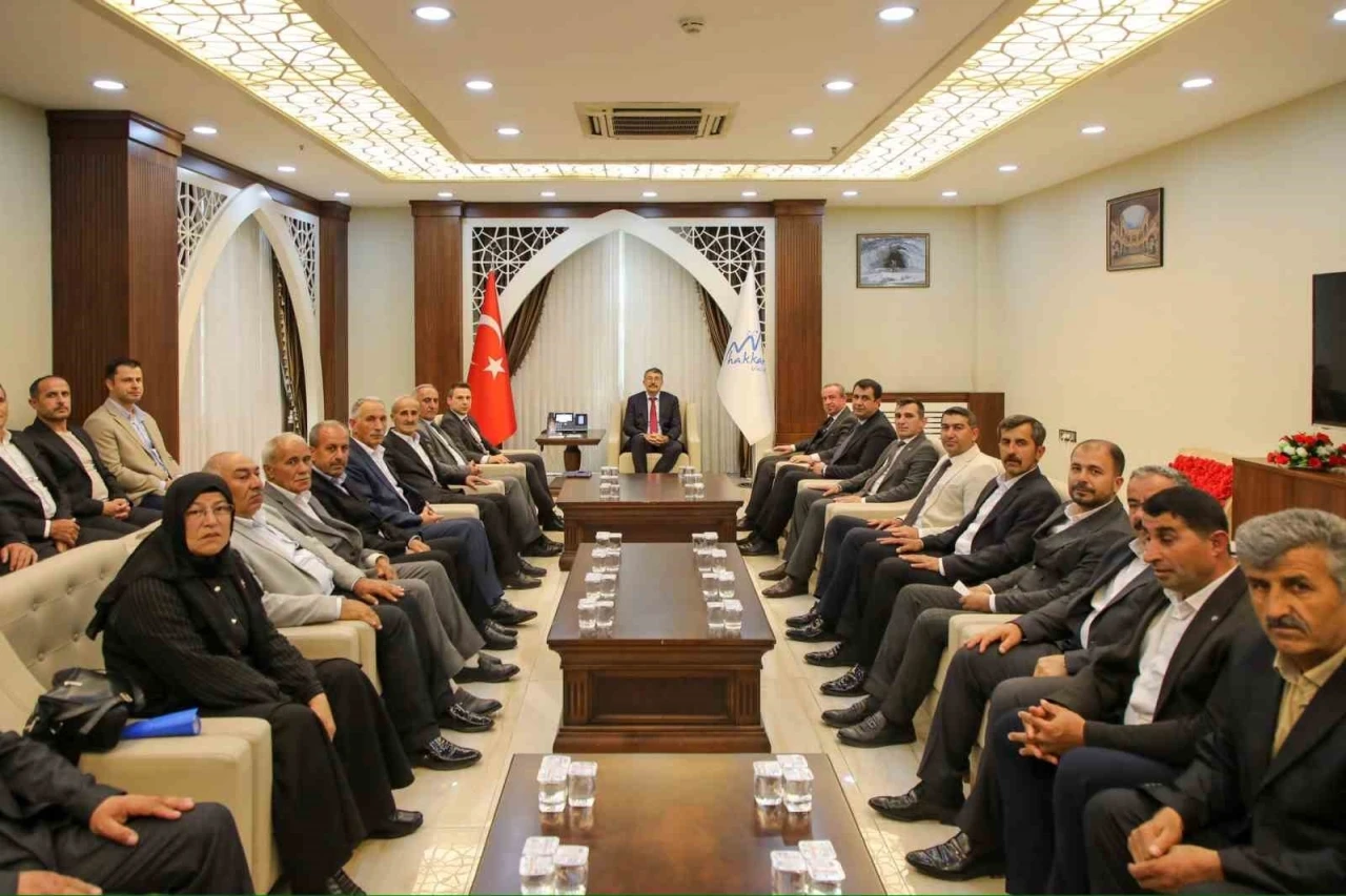 Vali Çelik, Şemdinli muhtarlarıyla bir araya geldi

