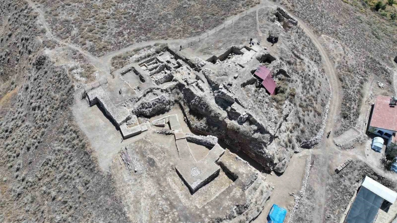 Vali Çelik’ten Kınık Höyük ve Porsuk-Zeyve Höyük Kazı Alanlarına ziyaret
