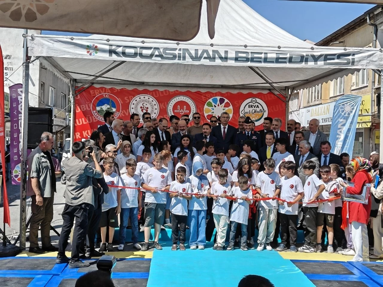 Vali Çiçek: &quot;ERVA Spor Okulu öğrencilerimizin hep arkasında olacağız&quot;
