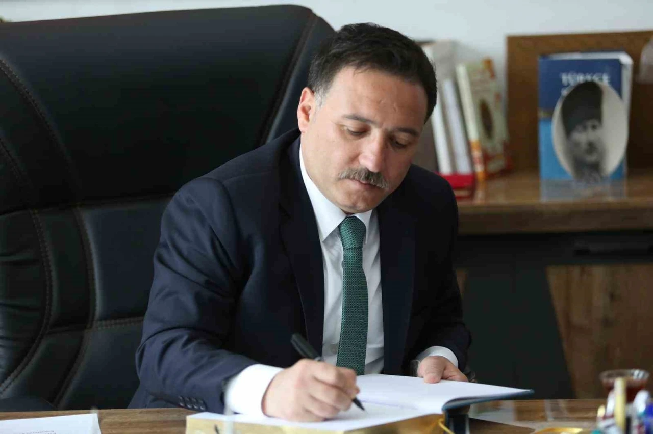 Vali &Ccedil;i&ccedil;ek&rsquo;ten Babalar G&uuml;n&uuml; mesajı
