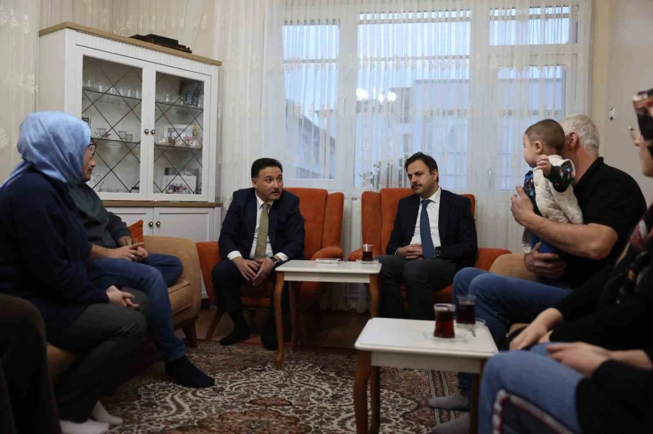 Vali &Ccedil;i&ccedil;ek vatandaşın &ccedil;ay davetini kırmadı
