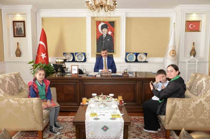 Vali &Ccedil;ift&ccedil;i Bera&rsquo;yı makamında kabul etti
