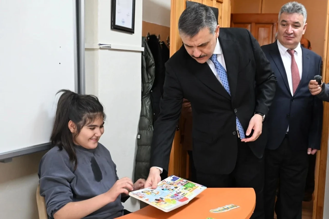 Vali &Ccedil;ift&ccedil;i davet s&ouml;z&uuml;n&uuml; unutmadı
