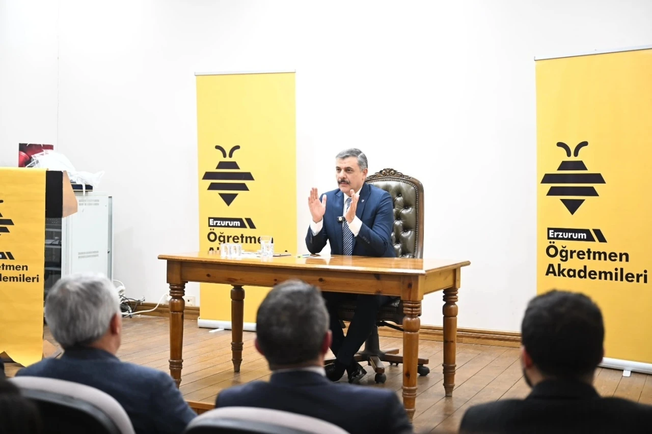 Vali Çiftçi deneyimlerini öğretmenlerle paylaştı
