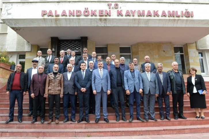 Vali &Ccedil;ift&ccedil;i muhtarla buluştu
