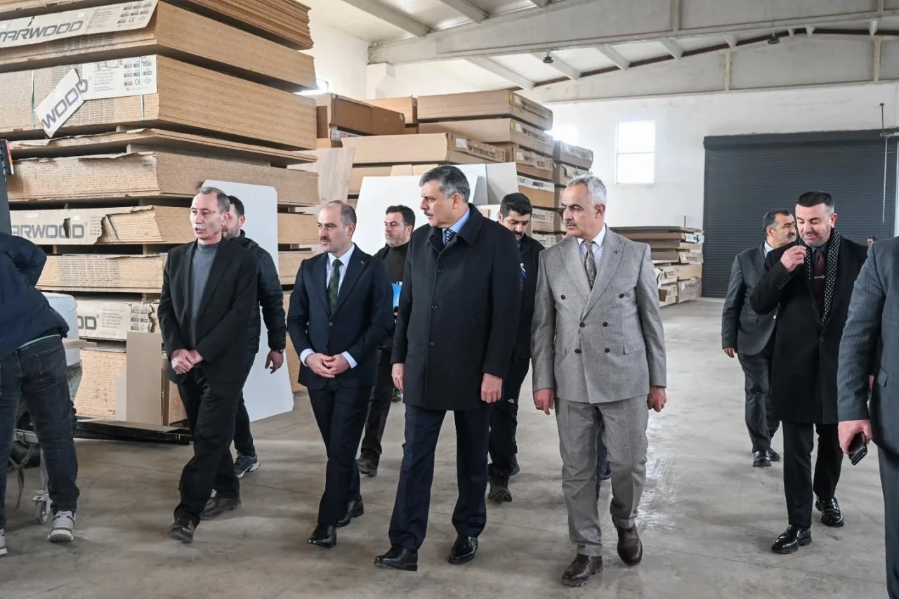 Vali &Ccedil;ift&ccedil;i Oltu&rsquo;da işletmeleri ziyaret etti
