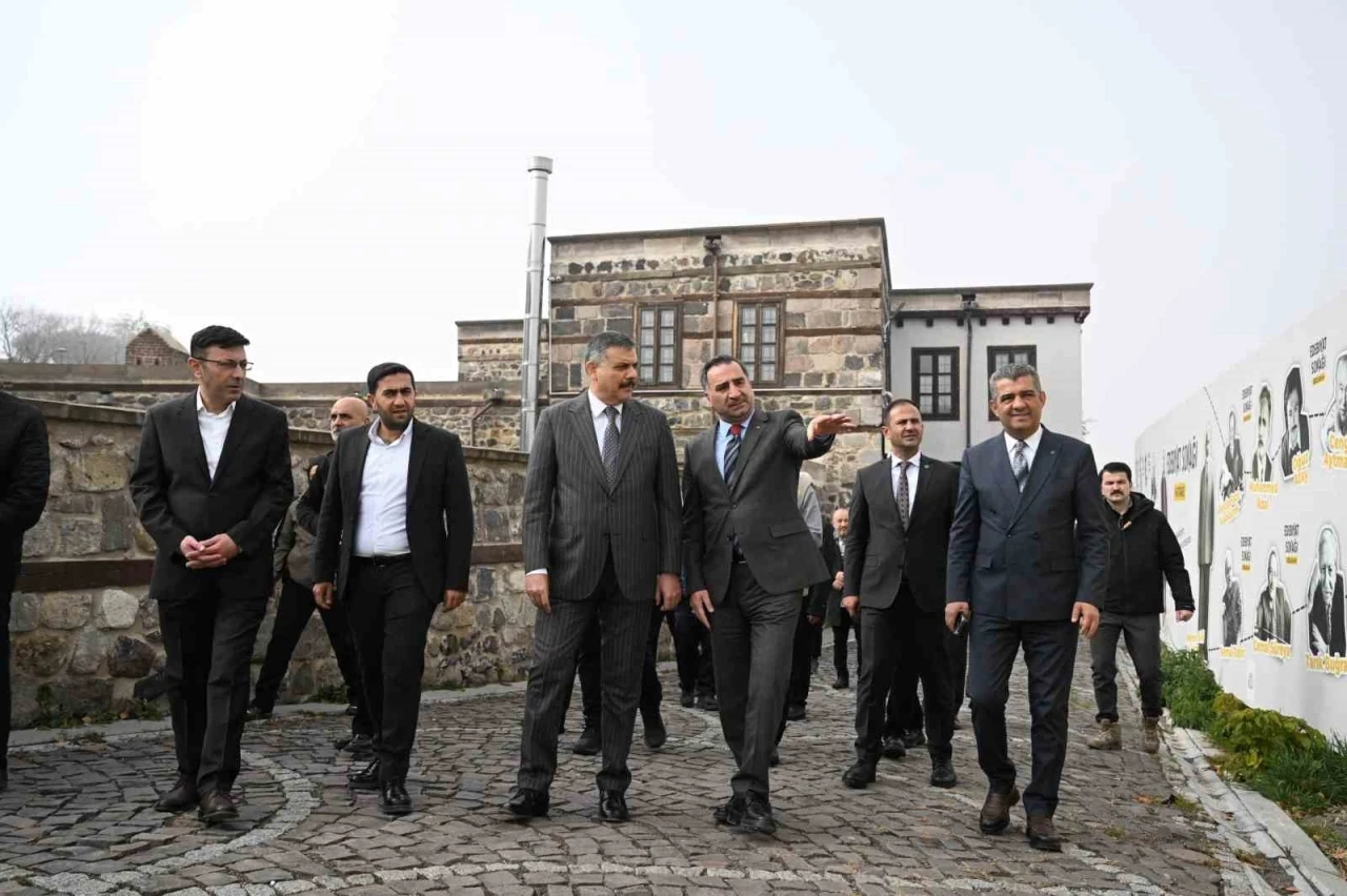 Vali Çiftçi, &quot;Dil ve Edebiyat Konağı&quot;nı inceledi, &quot;Edebiyat Sokağı&quot;nda gezdi
