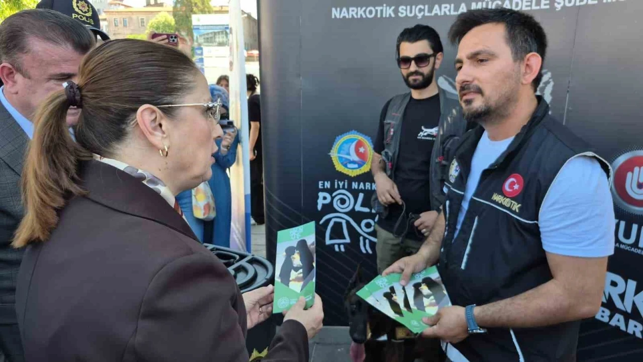 Vali &ccedil;ocuklarla &ccedil;izgi film izledi, dijital bağımlılığa karşı uyardı
