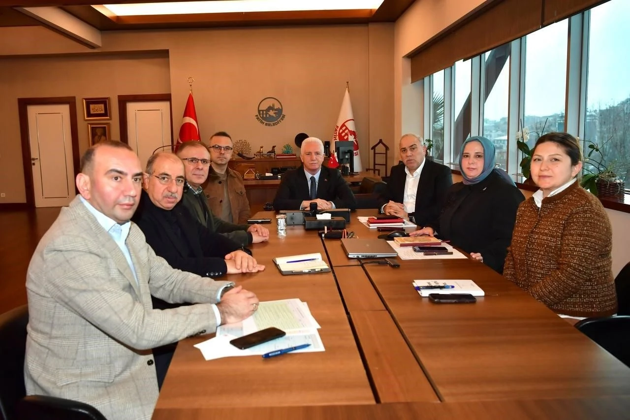 Vali Davut G&uuml;l başkanlığında Fatih&rsquo;te k&uuml;lt&uuml;rel mirasın korunması değerlendirme toplantısı d&uuml;zenlendi
