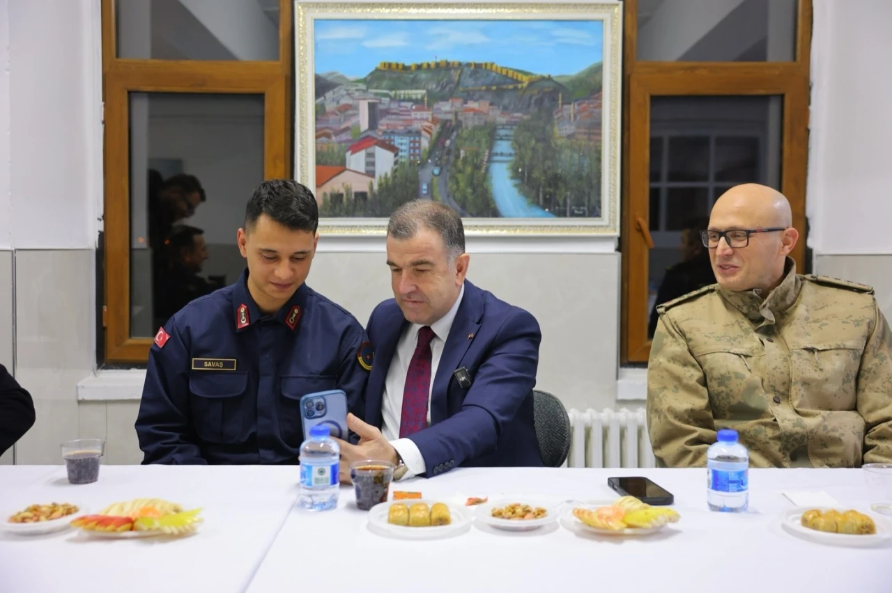 Vali Eldivan&rsquo;dan emniyet g&uuml;&ccedil;lerine moral ziyareti
