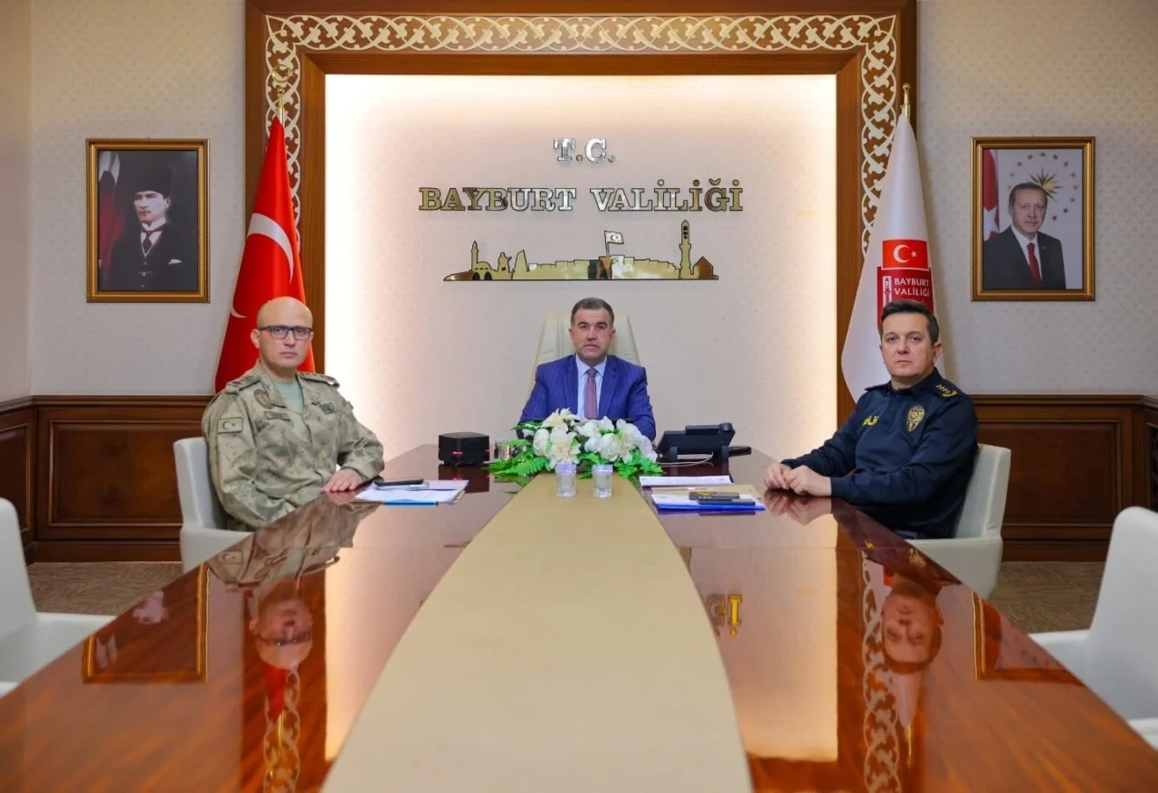 Vali Eldivan, İ&ccedil;işleri Bakanı Yerlikaya başkanlığındaki yeni yıl tedbirleri toplantısına katıldı
