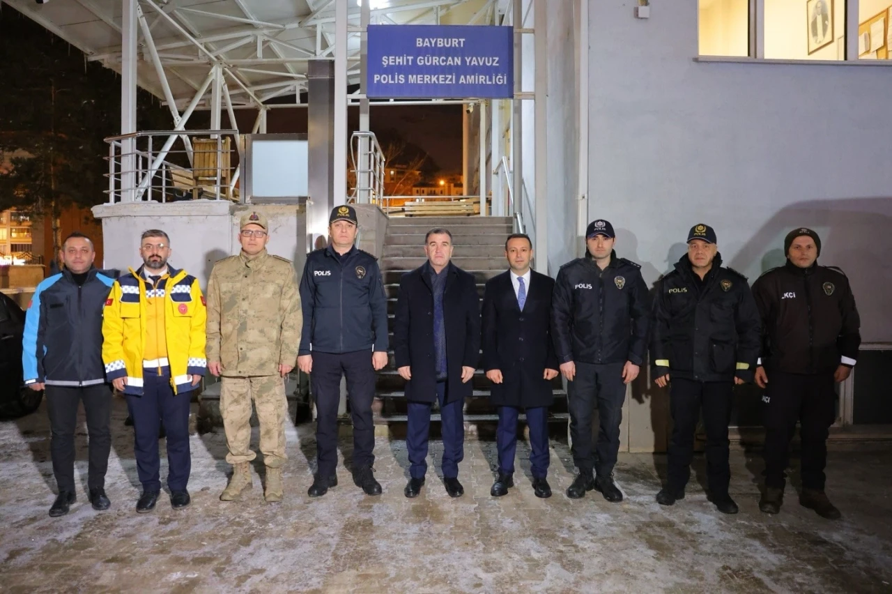 Vali Eldivan yeni yıla g&ouml;revi başındaki g&uuml;venlik g&uuml;&ccedil;leriyle girdi
